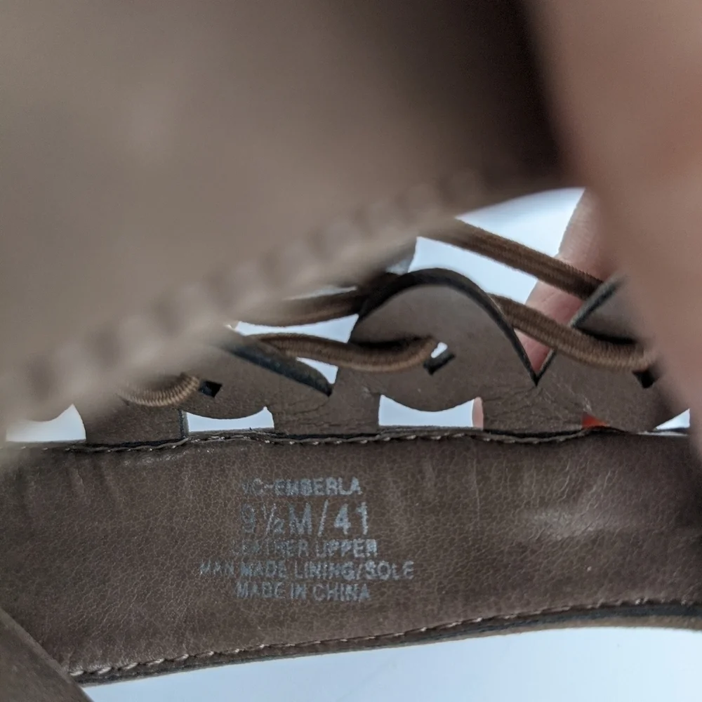 NWT VINCE CAMUTO Emberla Sandals